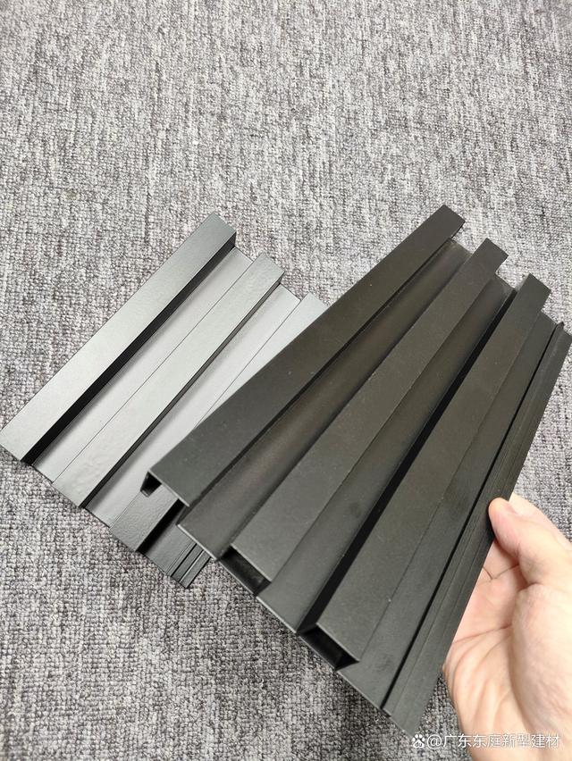 營業(yè)廳與營銷中心的木紋鋁單板裝飾 長城板與波浪板的現(xiàn)代應(yīng)用